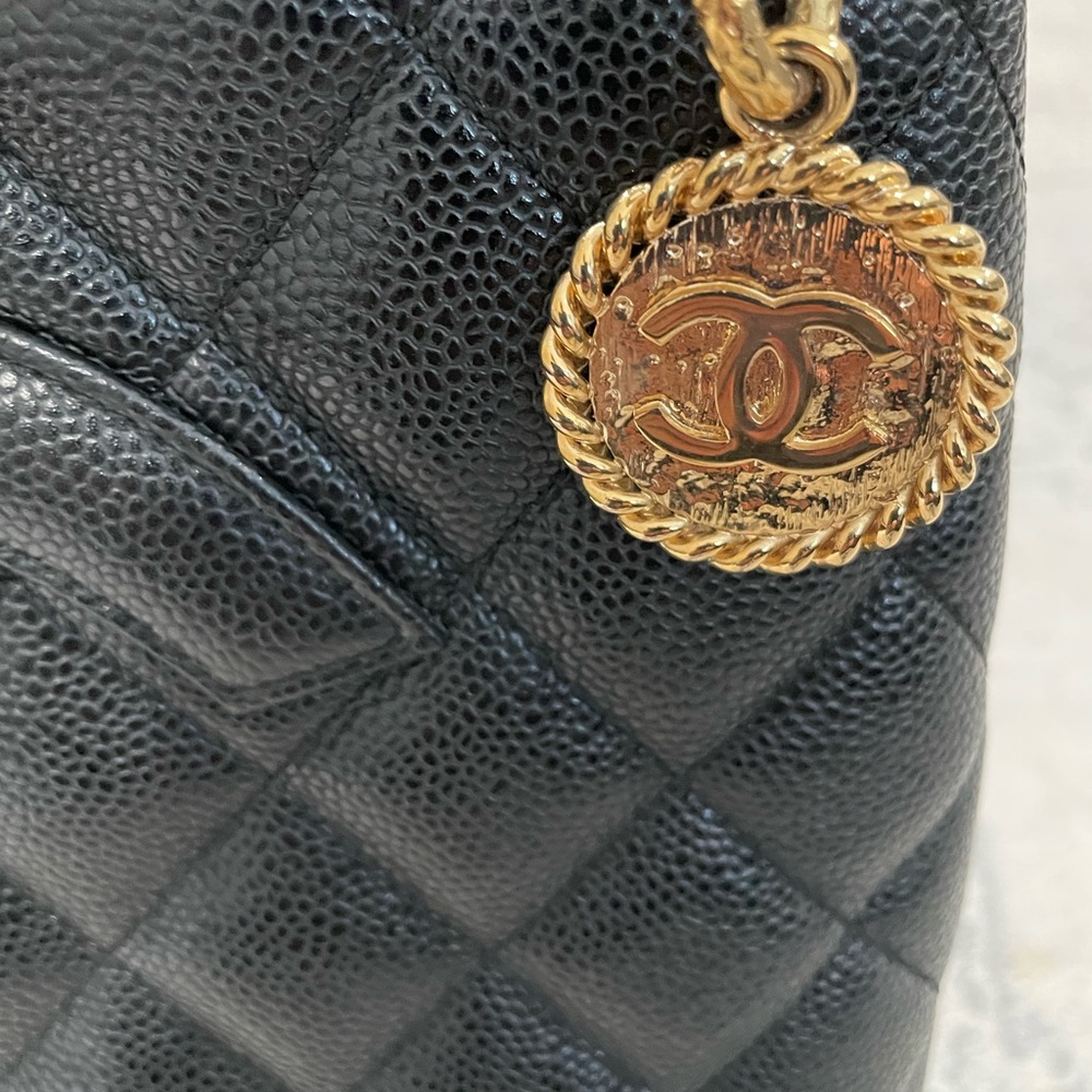 Authentic Chanel caviar Leather, Quilted Medallion Purse in Excellent condition.